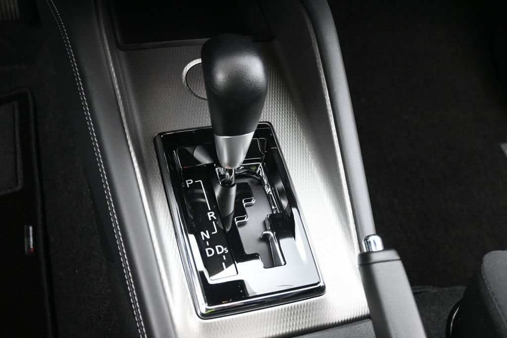 Mitsubishi Outlander Sport Vehicle Full-screen Gallery Image 11