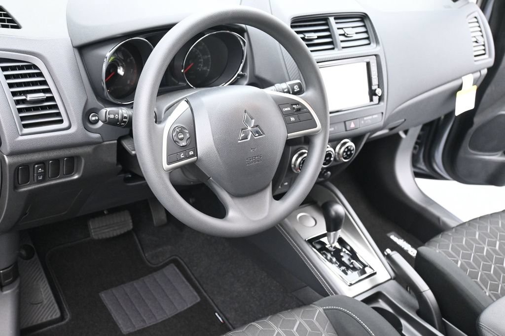 Mitsubishi Outlander Sport Vehicle Full-screen Gallery Image 13