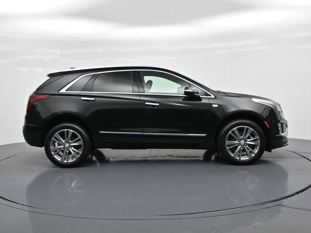 Cadillac XT5 Vehicle Full-screen Gallery Image 4