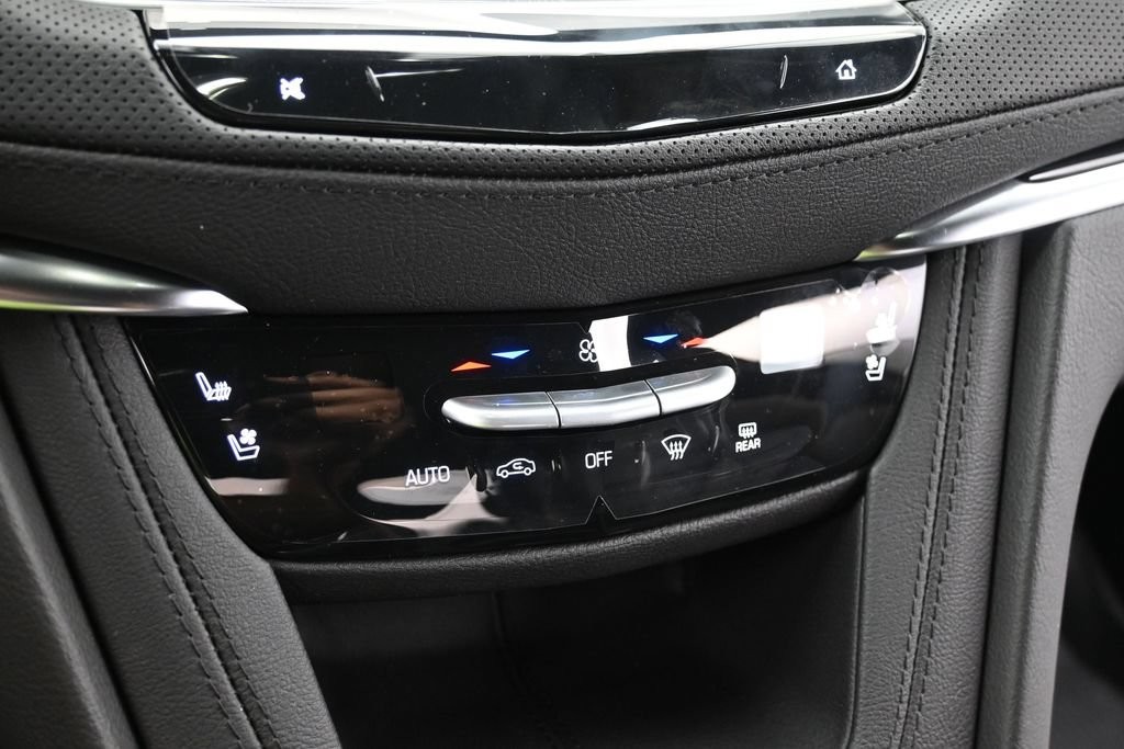 Cadillac XT5 Vehicle Full-screen Gallery Image 10