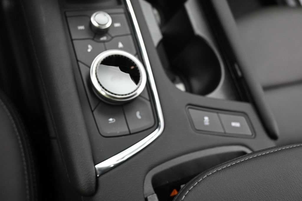 Cadillac XT5 Vehicle Full-screen Gallery Image 11