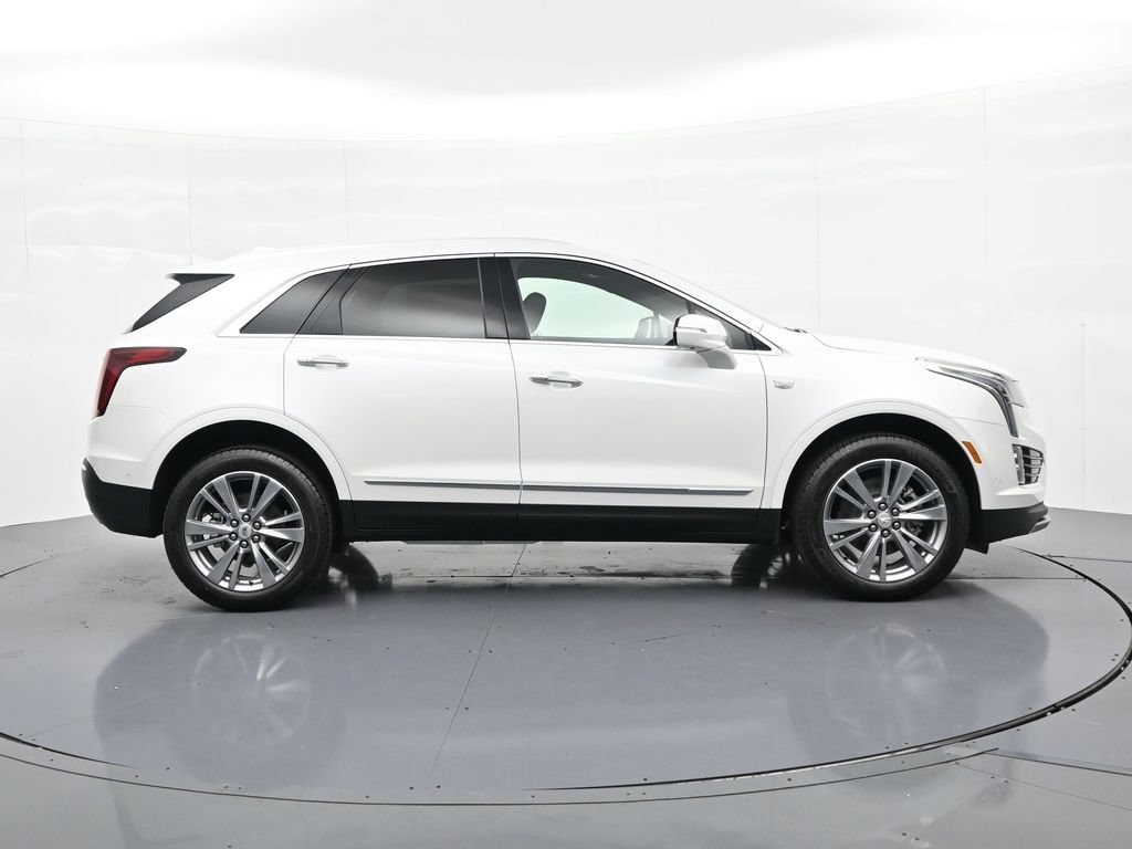 Cadillac XT5 Vehicle Full-screen Gallery Image 4