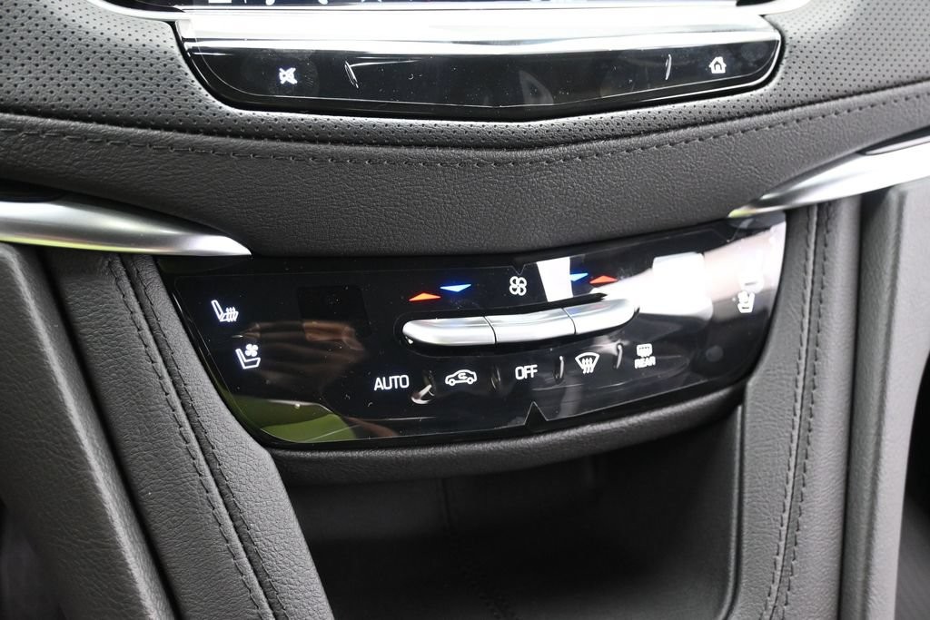 Cadillac XT5 Vehicle Full-screen Gallery Image 10
