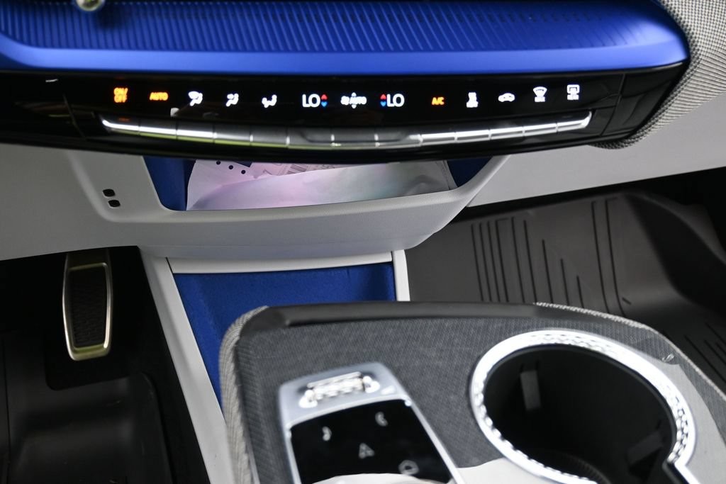 Cadillac OPTIQ Vehicle Full-screen Gallery Image 10