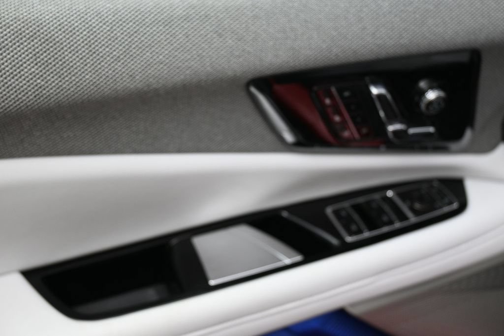 Cadillac OPTIQ Vehicle Full-screen Gallery Image 13