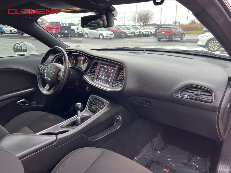 Dodge Challenger Vehicle Image 38