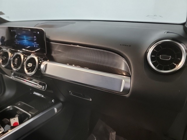 Mercedes-Benz GLB Vehicle Image 32