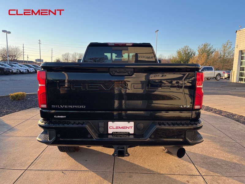 Chevrolet Silverado 2500HD Vehicle Image 23