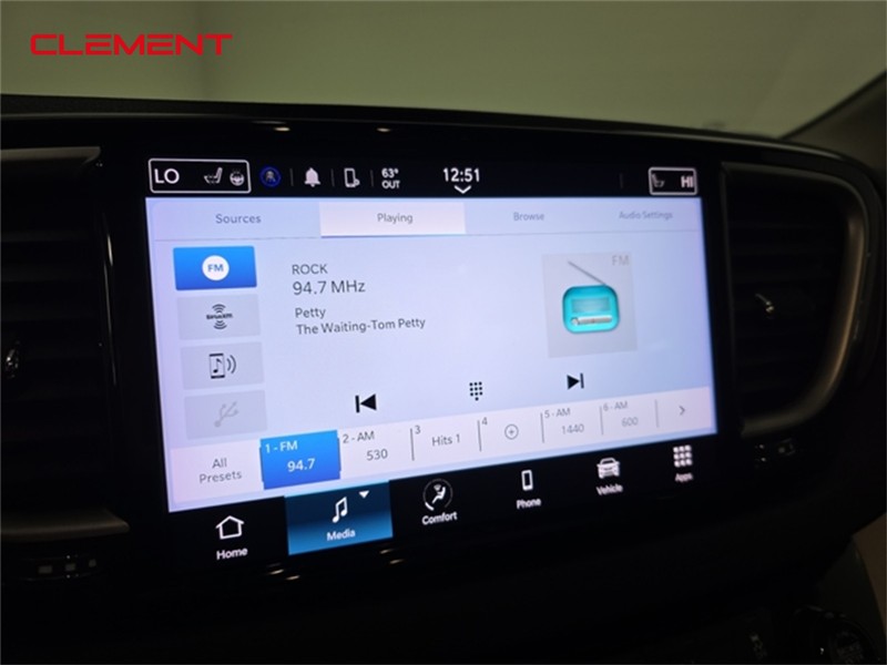Chrysler Pacifica Vehicle Image 16