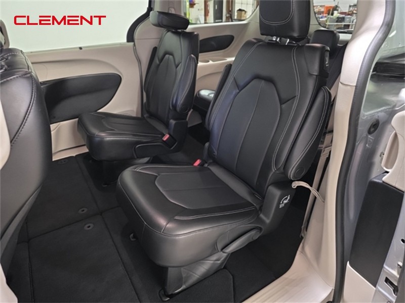 Chrysler Pacifica Vehicle Image 25