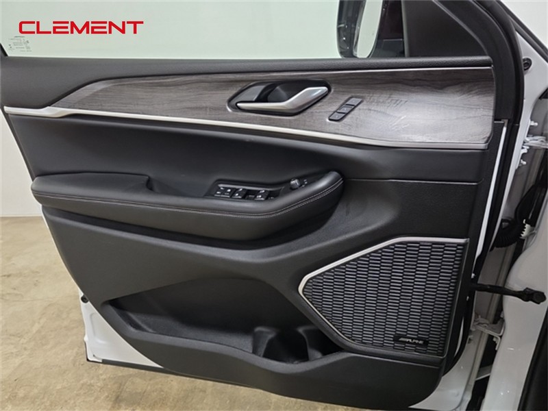 Jeep Grand Cherokee L Vehicle Image 22