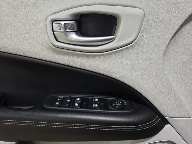 Jeep Compass Vehicle Image 19