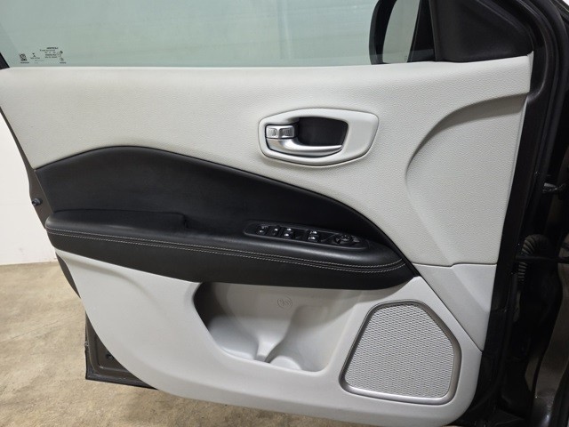 Jeep Compass Vehicle Image 20