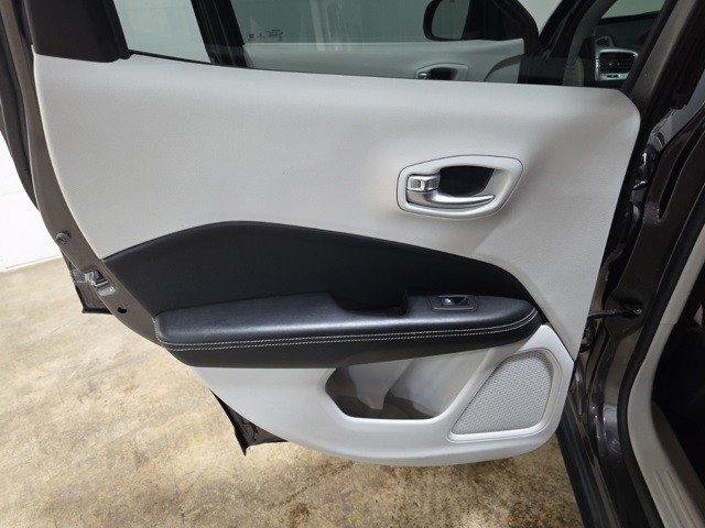Jeep Compass Vehicle Image 23