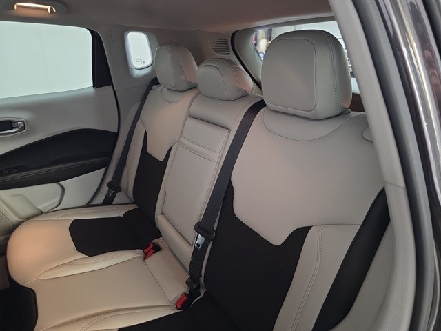 Jeep Compass Vehicle Image 25