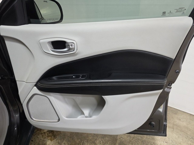 Jeep Compass Vehicle Image 30