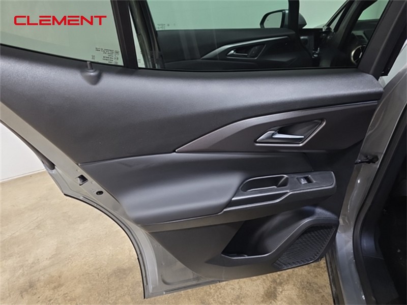 Chevrolet Equinox EV Vehicle Image 23