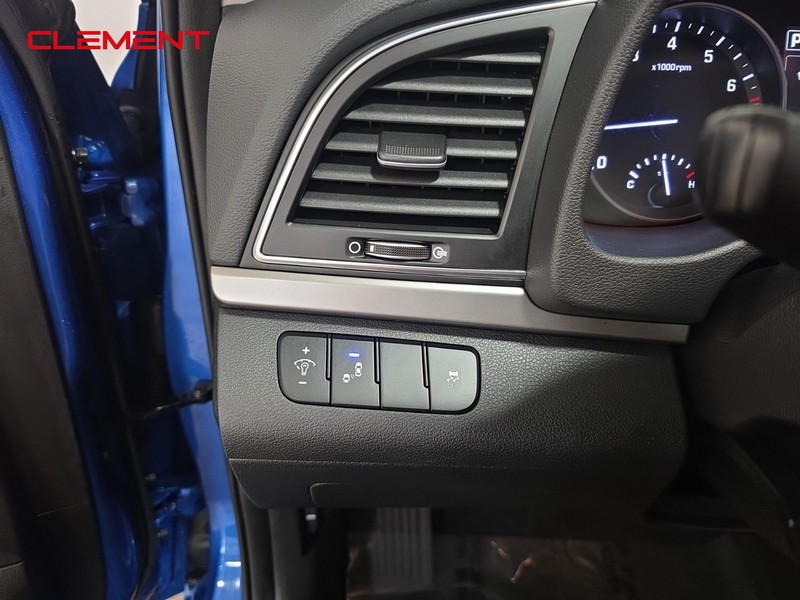 Hyundai Elantra Vehicle Image 10