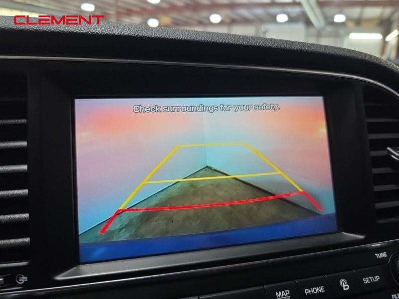 Hyundai Elantra Vehicle Image 17