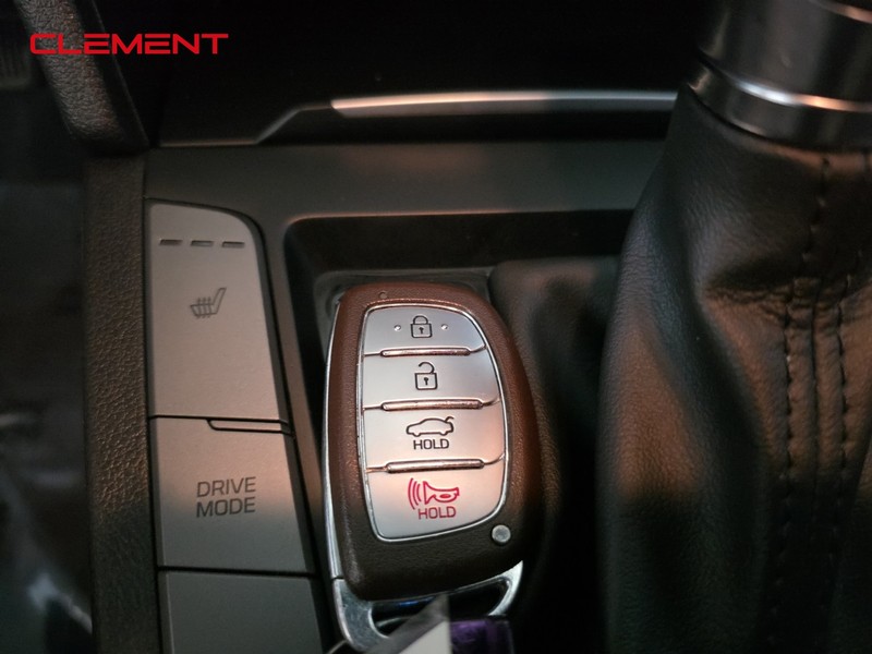 Hyundai Elantra Vehicle Image 21