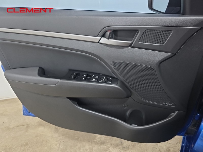 Hyundai Elantra Vehicle Image 25