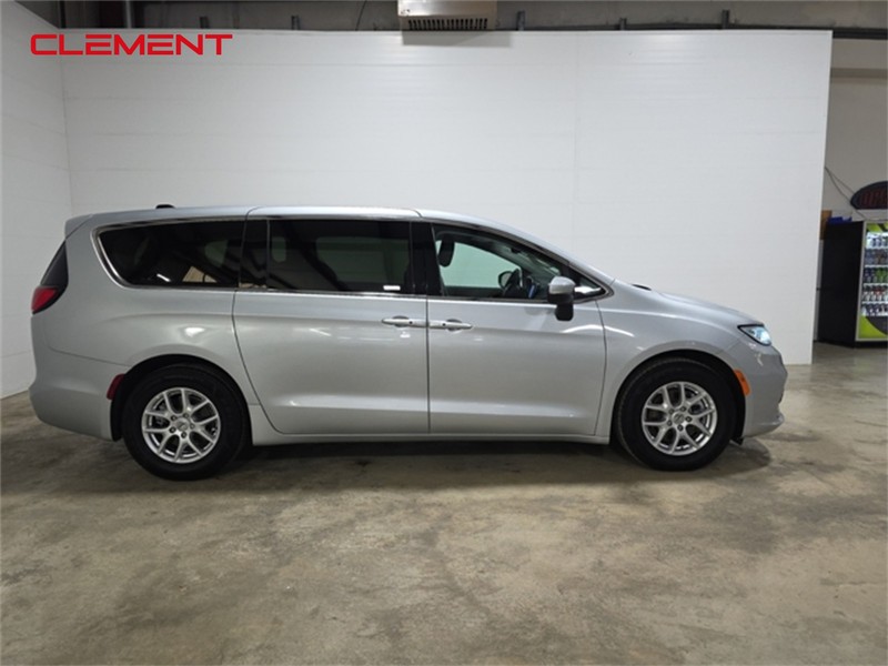 Chrysler Pacifica Vehicle Image 05