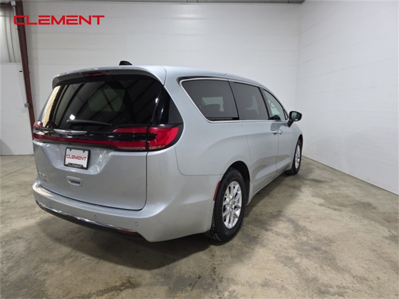 Chrysler Pacifica Vehicle Image 06
