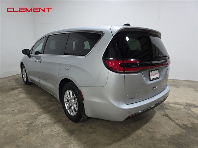 Chrysler Pacifica Vehicle Image 08