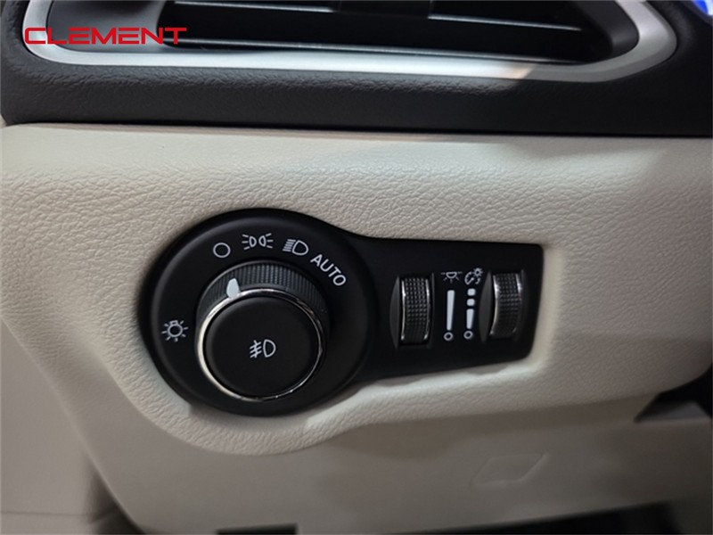Chrysler Pacifica Vehicle Image 09