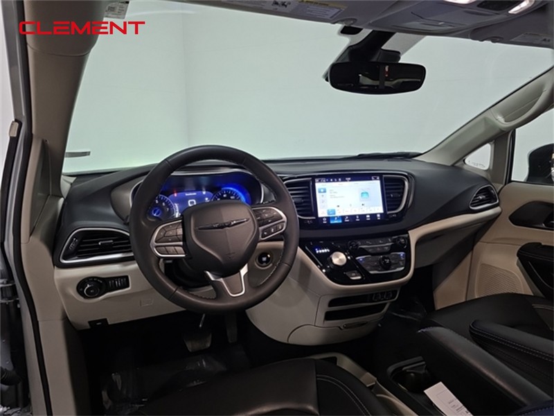 Chrysler Pacifica Vehicle Image 10