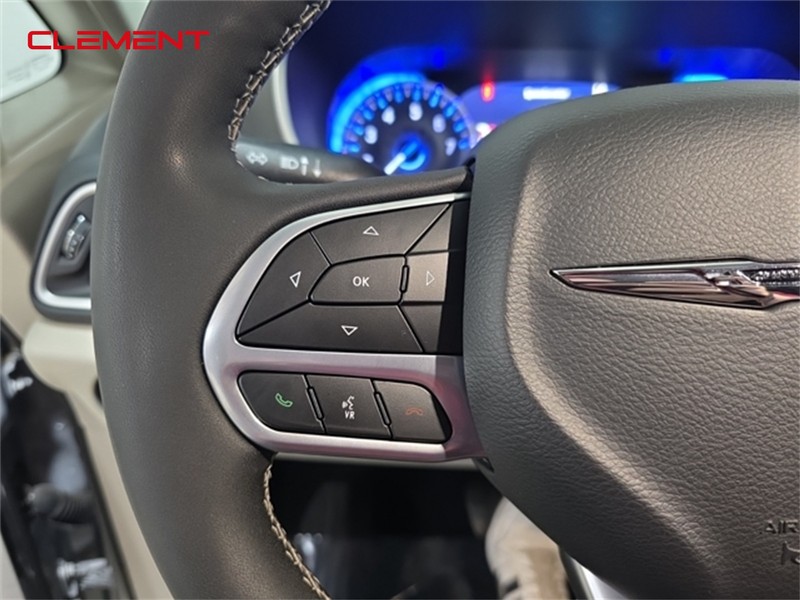 Chrysler Pacifica Vehicle Image 11