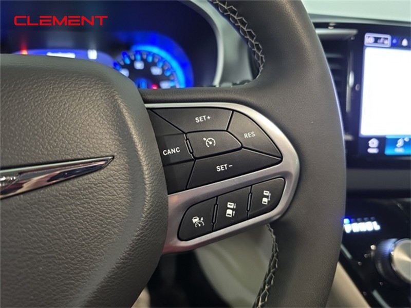 Chrysler Pacifica Vehicle Image 13