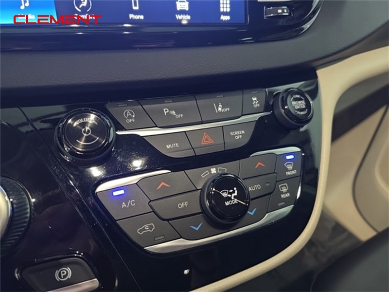 Chrysler Pacifica Vehicle Image 18