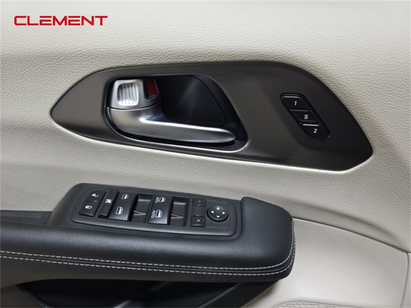 Chrysler Pacifica Vehicle Image 20