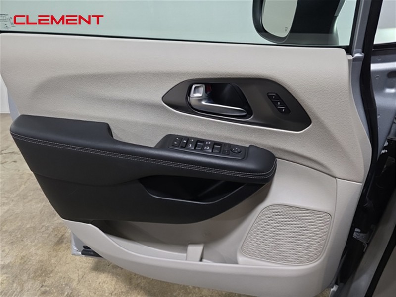 Chrysler Pacifica Vehicle Image 21