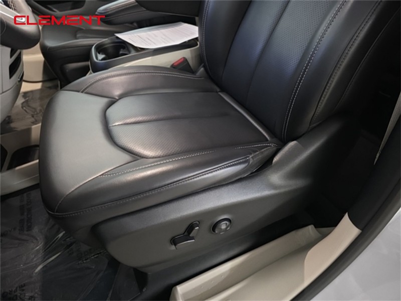 Chrysler Pacifica Vehicle Image 23