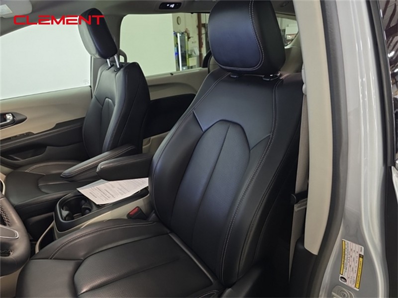 Chrysler Pacifica Vehicle Image 24