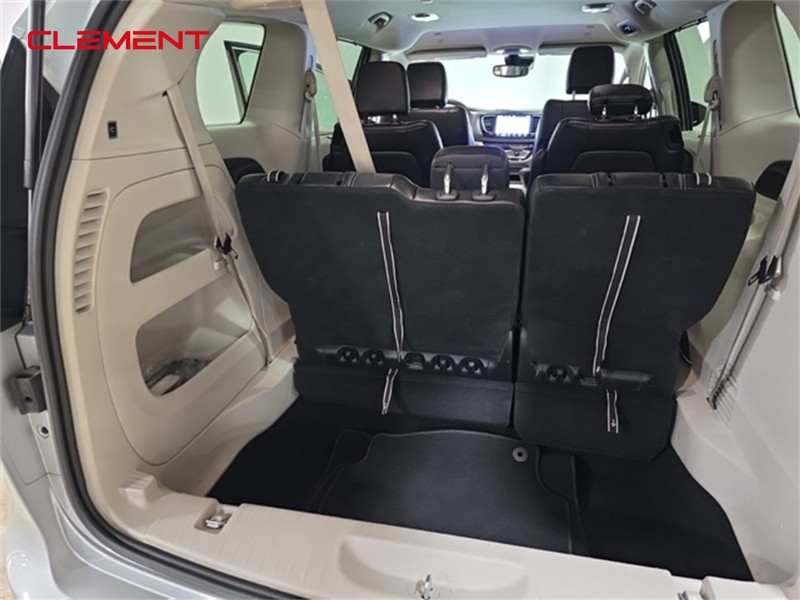 Chrysler Pacifica Vehicle Image 28