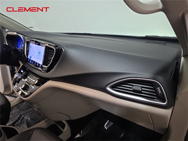 Chrysler Pacifica Vehicle Image 30