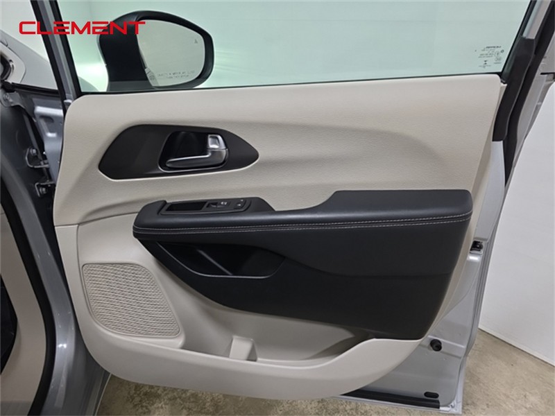 Chrysler Pacifica Vehicle Image 31