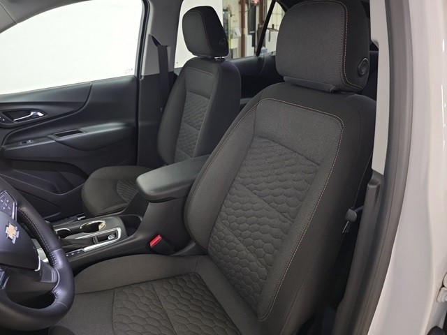 Chevrolet Equinox Vehicle Image 22