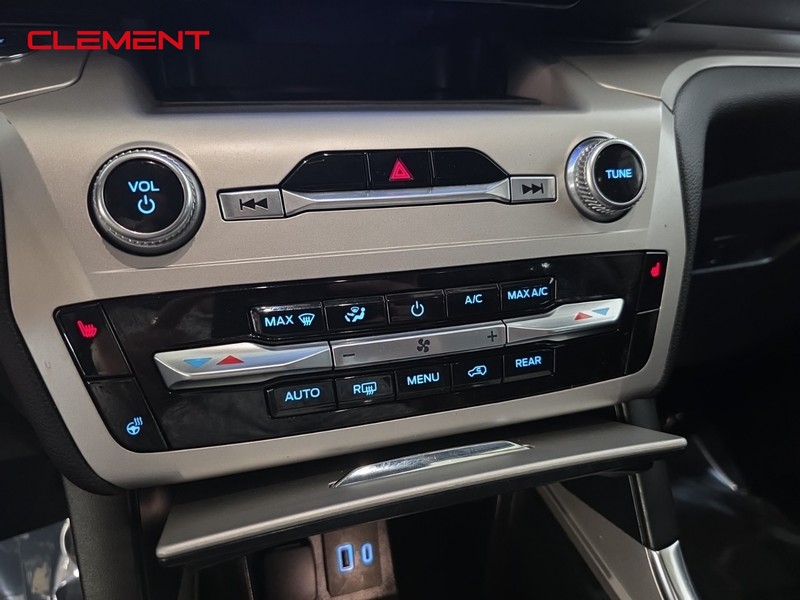 Ford Explorer Vehicle Image 19