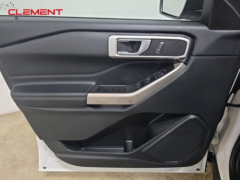Ford Explorer Vehicle Image 25