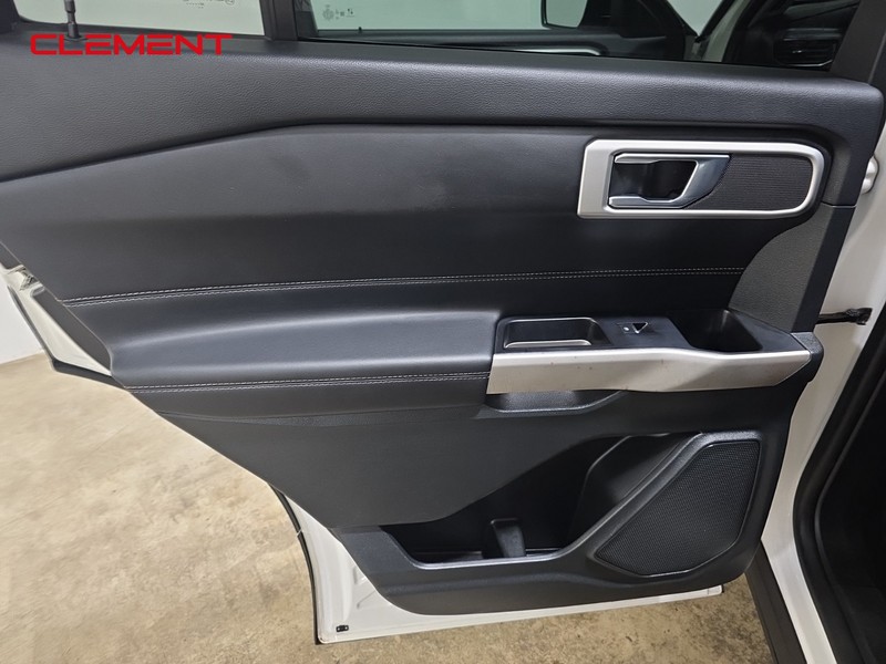 Ford Explorer Vehicle Image 26