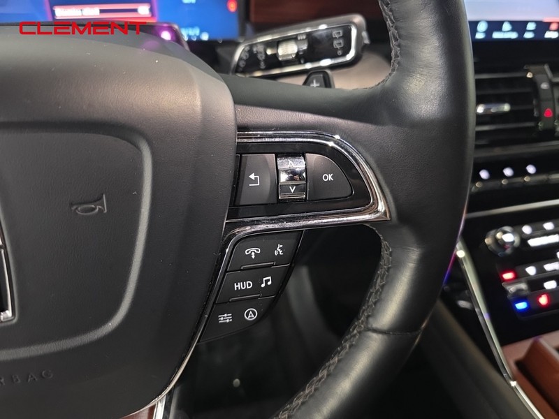 Lincoln Navigator Vehicle Image 11