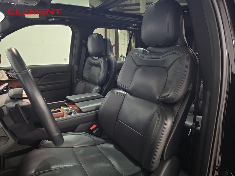 Lincoln Navigator Vehicle Image 28