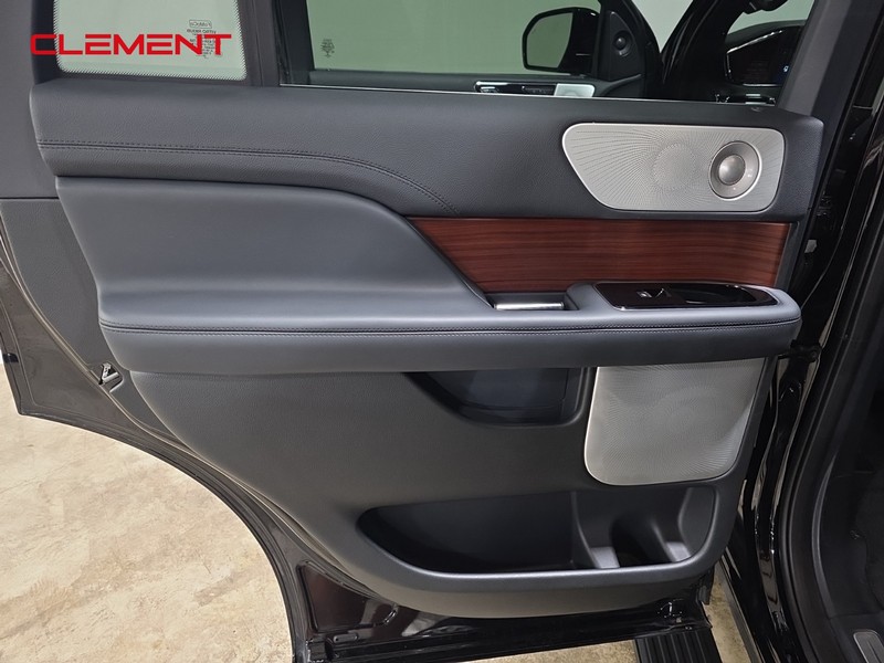 Lincoln Navigator Vehicle Image 29