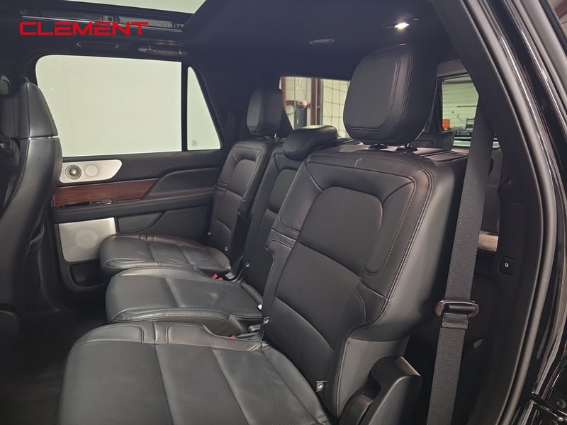 Lincoln Navigator Vehicle Image 31