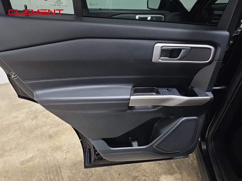 Ford Explorer Vehicle Image 28
