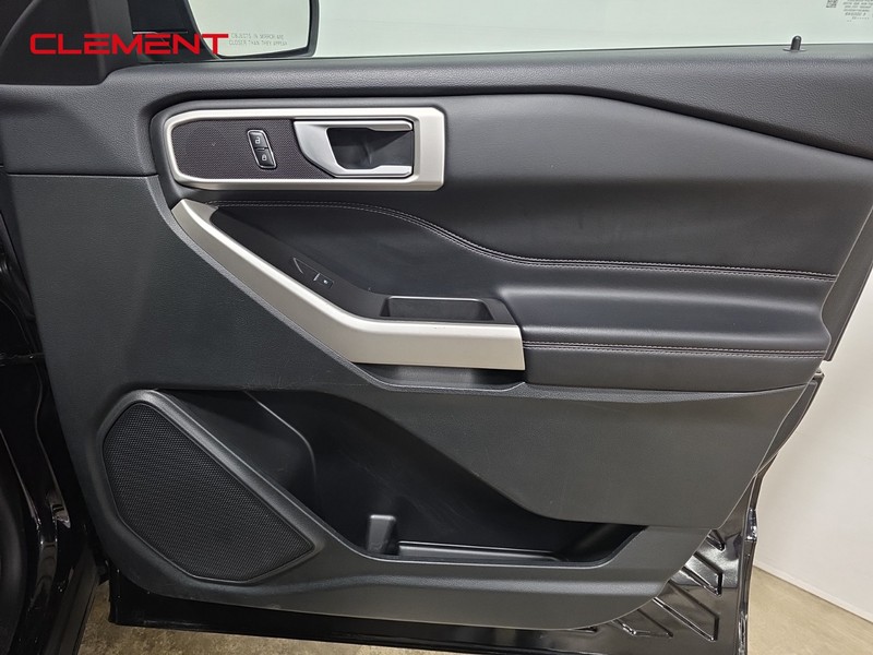 Ford Explorer Vehicle Image 35